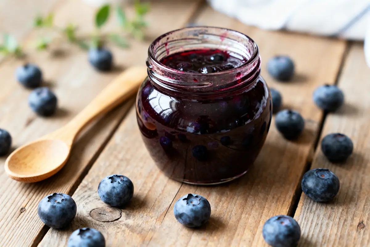 Confiture de myrtilles maison : recette facile et sans sucre